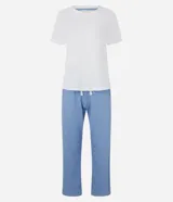 Conjunto de pijama largo de algodón y viscosa, compuesto por una remera blanca de manga corta y un pantalón celeste con estampado de lunares blancos, cintura elástica y cordón de ajuste.