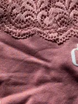 Colaless de microfibra color rosado con cintura de encaje y tiro medio.