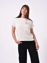 Remera de algodón color verde musgo, con cuello redondo, mangas cortas y estampa frontal con la frase 'thank u, next' en color negro.