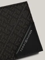 Billetera plegable pequeña Tommy Hilfiger de piel granulada, con diseño integral del monograma TH en relieve, compartimento para billetes, ranuras para tarjetas y detalle esquinero con logo de la marca.