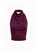 Conjunto de dos piezas compuesto por un top negro con cuello halter y una minifalda negra con diseño drapeado.