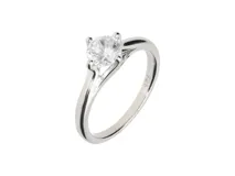 Anillo de plata 925 con piedra circonia central de corte redondo con engarce de cuatro puntas y diseño de banda clásica.