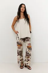 Musculosa blanca de breteles finos y corte recto.