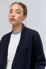 Cardigan rojo de tejido de punto liviano confeccionado en lana italiana.