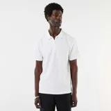 Remera de manga corta con textura de nido de abeja, color blanco, con cuello polo y cierre frontal corto.
