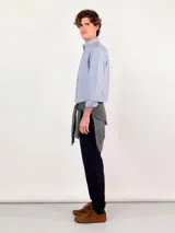 Camisa celeste de corte clásico, cuello abotonado y manga larga.