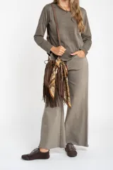 Remera de manga larga con cuello redondo, confeccionada en algodón lavado con efecto desgastado. Presenta un corte oversize y una textura suave y resistente.