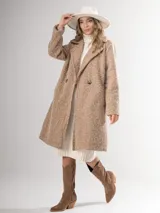 Tapado celeste de paño con doble botonadura, cuello solapa y bolsillos laterales.