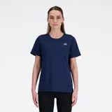 Remera deportiva New Balance de manga corta, color azul marino, con cuello redondo y logo reflectante en el pecho. Confeccionada con tecnología NB DRYx de secado rápido.