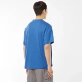 Camiseta azul de manga corta con cuello redondo y bolsillo en el pecho.