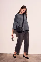 Sweater azul petróleo con lurex plateado, mangas 3/4 acampanadas y corte oversize.