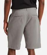 Bermuda de sarga color blanco, de corte recto y diseño básico con bolsillos laterales y traseros.