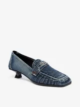 Mocasines de mujer Diesel D-Amber con taco bajo y fino, confeccionados en denim azul. Presentan puntera cuadrada, detalles fruncidos en el empeine y tira frontal con aplique metálico del logo de la marca.