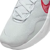 Championes Nike modelo Legend Essential 3, color negro con suela blanca y logo Swoosh en blanco. Diseño de malla transpirable con refuerzos laterales, ideal para entrenamiento.