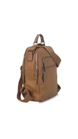 Mochila de cuero sintético con textura granulada, color verde oliva. Cuenta con dos bolsillos frontales con cierre metálico, asa superior rígida y correas ajustables de cinta textil. Incluye placa metálica decorativa en la parte inferior.