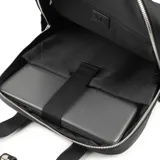 Mochila negra de poliéster con formato rectangular, doble cierre y herrajes plateados. Tiene dos bolsillos externos con cierre, un bolsillo interno con cierre y dos bolsillos internos abiertos. Se puede llevar en la mano con las asas fijas o como mochila con las correas regulables.