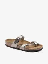 Sandalia Birkenstock modelo Mayari, color plateado metálico, con dos tiras ajustables con hebillas y una tira de dedo. La plantilla es anatómica de corcho-látex y el material superior es Birko-Flor.