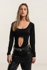 Body negro de mangas largas con escote redondo y abertura en el abdomen.
