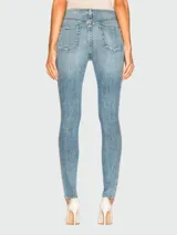 Pantalón de jean elastizado celeste, corte skinny, con bolsillos delanteros y traseros, y una franja vertical rosada en los laterales.