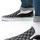 Zapatillas Vans Classic Slip-On con estampado a cuadros en blanco y negro.