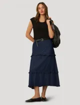 Pollera larga de lyocell en color azul, con diseño de paneles escalonados y volados en cada costura. Presenta cintura elástica fruncida para mayor comodidad.