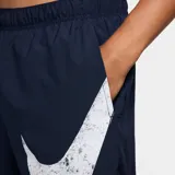 Short deportivo azul marino de poliéster con calce regular, tiro medio, bolsillos laterales y logo de Nike estampado en blanco.