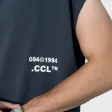 Musculosa de corte oversize color gris oscuro, con cuello redondo y estampa gráfica blanca en el frente.