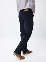 Pantalon de pana color tostado, de corte regular fit, con cinco bolsillos clásicos, cierre de botón y cremallera.