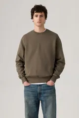 Sweater de cuello redondo color verde oliva desgastado, con un pequeño bordado sutil en el pecho. Presenta un calce holgado y puños y ruedo acanalados.