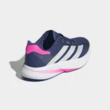 Championes de running Adidas modelo Duramo Speed 2, color azul marino con las tres tiras características en blanco y detalles en rosado. Presentan un exterior de malla técnica transpirable, amortiguación Lightstrike y suela de caucho con TPU para mayor tracción.