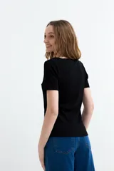 Remera blanca de manga corta confeccionada en tejido rib, con amplio cuello cuadrado y diseño ajustado.
