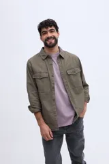 Sobrecamisa de algodón color verde militar, con efecto lavado, bolsillos frontales con solapa y cierre de botones.
