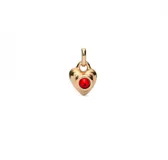 Dije charm de corazón dorado con cristal rojo engarzado.