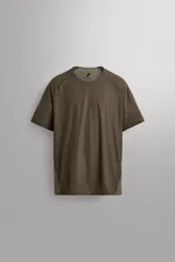 Camiseta de entrenamiento de corte relajado, confeccionada en tejido técnico ligero, elástico y semitransparente. Presenta cuello redondo, manga corta y costuras termofijadas.