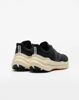 Championes de running Veja modelo Condor 3 ADV, color negro con entresuela en tono crema y detalles en naranja. Presentan un diseño técnico con malla transpirable, logo lateral en tono oscuro y suela con refuerzos en naranja.