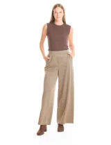 Pantalón de tiro alto con diseño wide leg y cintura elástica. Presenta un estampado de cuadros tipo gales en tonos marrones y negros, con bolsillos funcionales en la parte delantera.