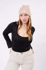 Body negro de manga larga con escote redondo amplio, confeccionado en tejido suave con acabado satinado.