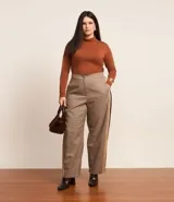 Blusa de manga larga con cuello alto, confeccionada en tejido de viscosa con elastano, de diseño liso y ajuste al cuerpo.