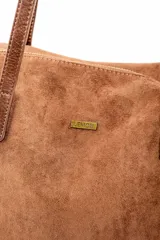 Bolso tipo tote de gamuza vegana color borgoña, con cierre superior y doble asa de cuero sintético.