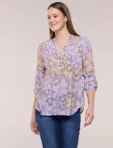 Blusa de gasa estampada de la marca Zac & Rachel, en tonos violeta y marrón. Presenta cuello a la base con escote en V y botones frontales, detalles de plisado en la delantera y mangas largas con sistema para regular su largo mediante presilla y botón.