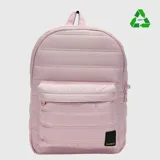 Mochila acolchada de diseño clásico en color rosado, fabricada con material reciclado rPET. Cuenta con un compartimento principal amplio, bolsillo frontal con cierre, correas acolchadas ajustables y etiqueta de marca en la parte inferior.
