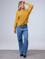 Buzo marca Cupio de tejido acanalado color azul. Tiene mangas largas estilo dolman y aplique de botones en la espalda.