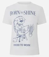 Remera de algodón color blanco con cuello redondo y mangas cortas. Presenta una estampa frontal en tono azul con la ilustración de un perro trabajando en una computadora y el texto 'Born to Shine, Forced to Work'.