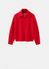 Jersey de punto grueso color rojo, de corte recto, con cuello polo amplio y cierre frontal de cremallera. Cuenta con mangas largas.