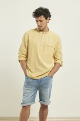 Camisa de lino color salmón con cuello mao, manga larga y bolsillo de parche en el pecho.