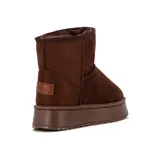 Pantubota de gamuza color marrón con plataforma plana y forro interno de peluche.
