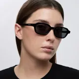 Lentes de sol con montura rectangular de diseño clásico y minimalista en color negro. Cuentan con lentes polarizadas oscuras con protección UV400.