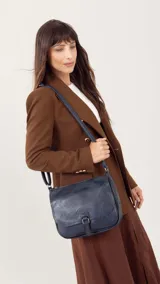 Bandolera morral color bordó, con tapa y broche, bolsillo principal, bolsillos internos organizadores y cierre trasero.