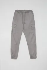 Pantalon tipo cargo jogger color gris claro, con cintura elástica ajustable mediante cordón, bolsillos laterales tipo cargo y puños elásticos en los tobillos.