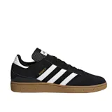 Championes Adidas Busenitz negros con las tres tiras blancas y suela marrón.